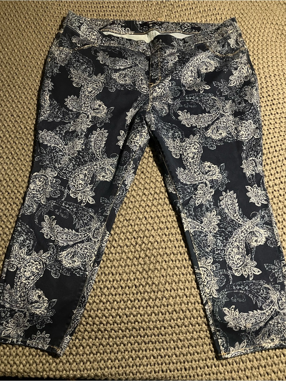 NWOT Dark Denim 24/7 Paisley Stretch Capris Size 32W
